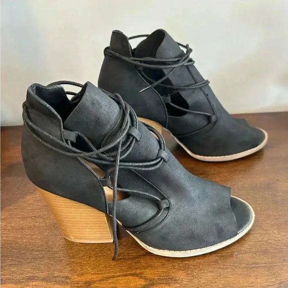 QUPID Peep-Toe Chunky Heeled Sandals Faux Suede 3.7 Inch Heel. Size 8.5 US EUC. - Picture 4 of 9